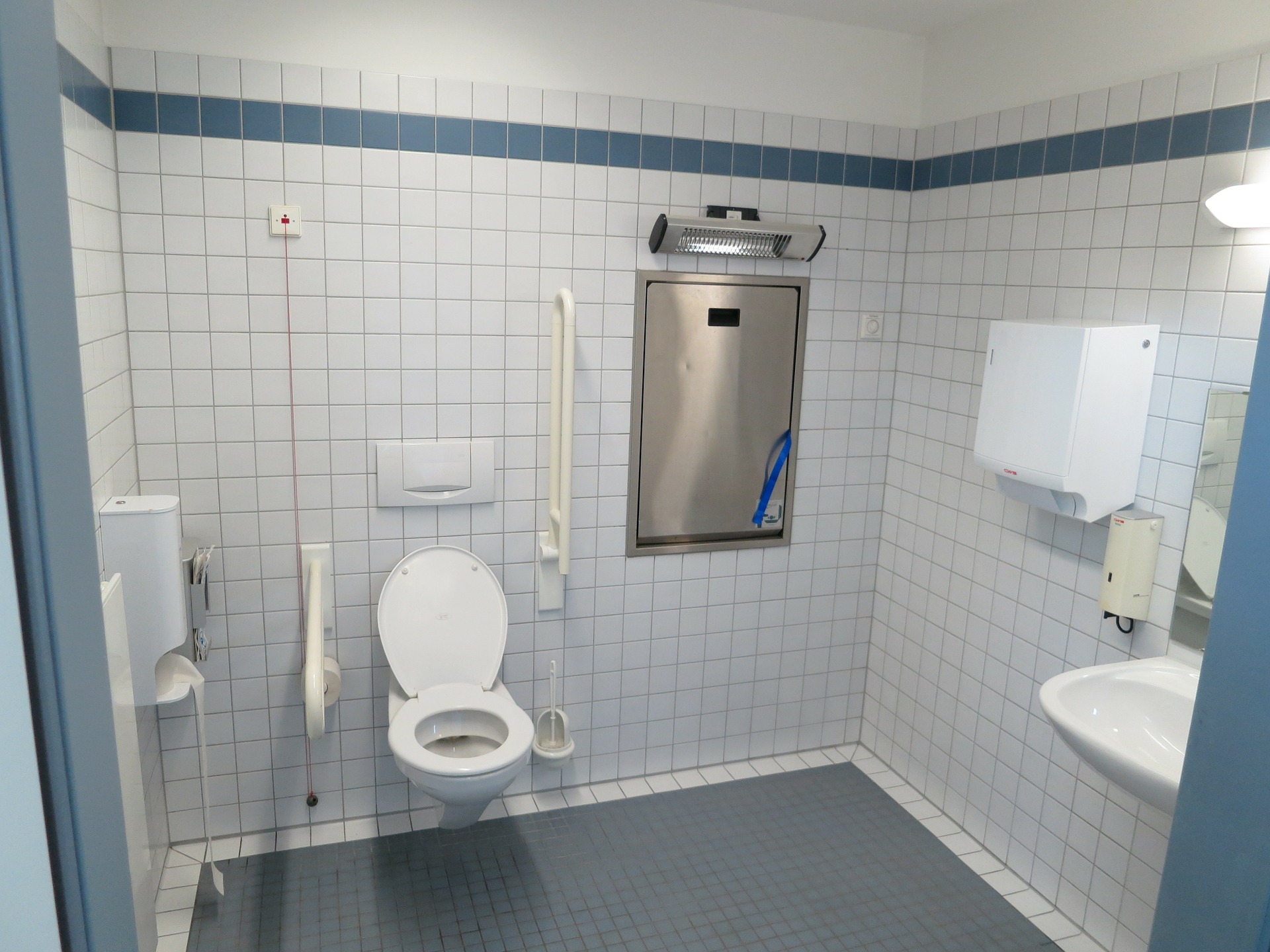 Des toilettes adaptées aux personnes handicapées et PMR ont besoin d'être particulièrement spacieuses. // Source : Pixabay