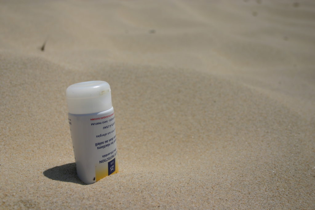 Une crème solaire, même avec un filtre minéral, peut être nocive pour l'environnement. // Source : Flickr/CC/Iko