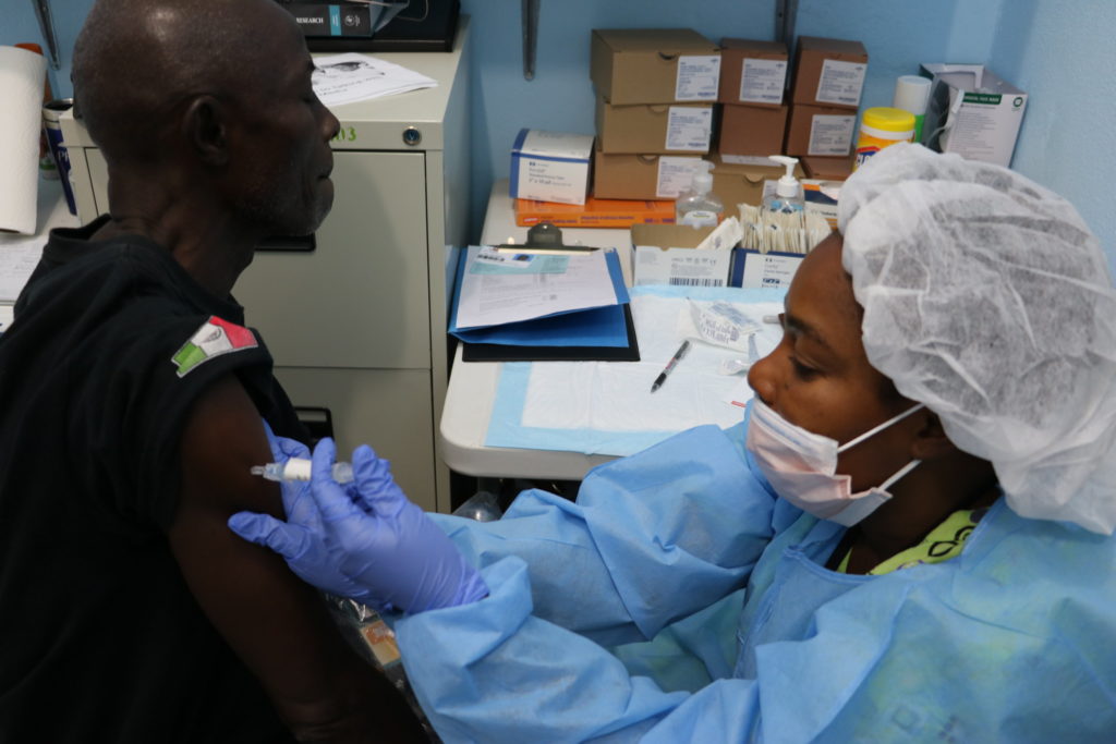 Photo prise durant une étude sur un potentiel vaccin contre Ebola en 2017. // Source : Flickr/CC/Niaid