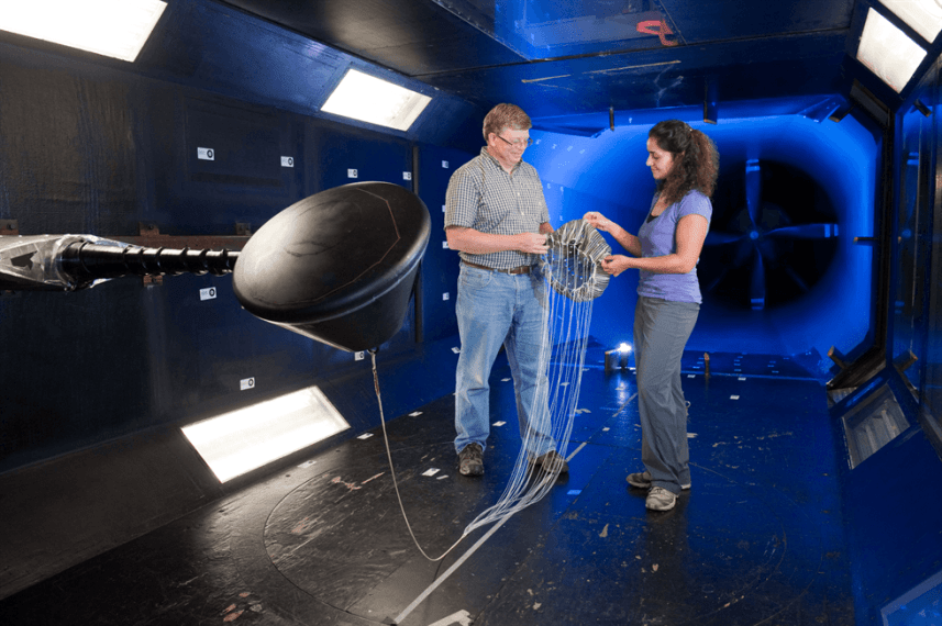 Anita Sengupta durant une phase de test de son parachute, ici adapté pour le vaisseau Orion, sur lequel elle a également travaillé. // Source : NASA/James Blair