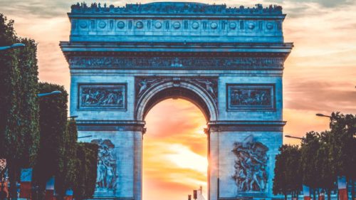 L'Arc de Triomphe à Paris lors d'un coucher de Soleil. // Source : Pexels (photo recadrée)