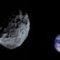 Un astéroïde et la Terre en arrière plan. // Source : Pixabay (photo recadrée)