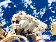 Un astronaute de la Nasa dans l'espace. // Source : Rawpixel/Domaine public/Nasa (photo recadrée)