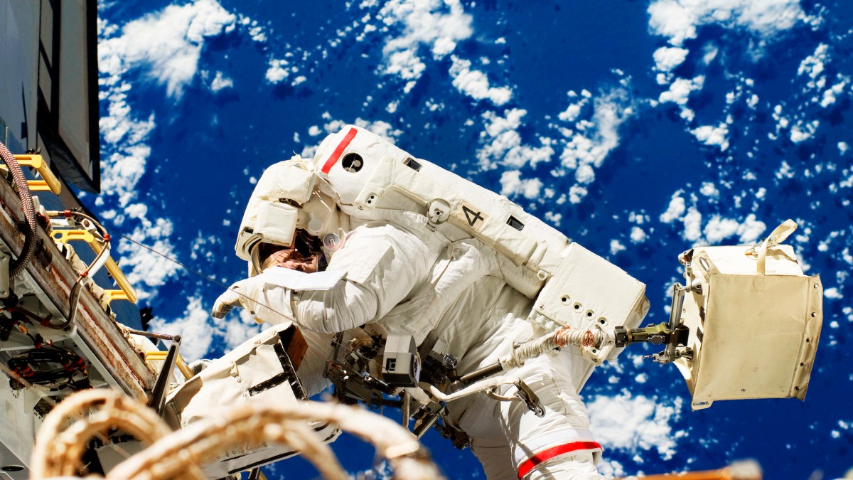 Un astronaute de la Nasa dans l'espace. // Source : Rawpixel/Domaine public/Nasa (photo recadrée)