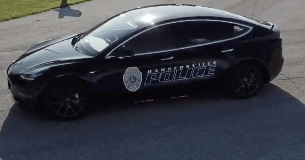 Tesla Model 3 de la police // Source : Twitter Todd Bertram
