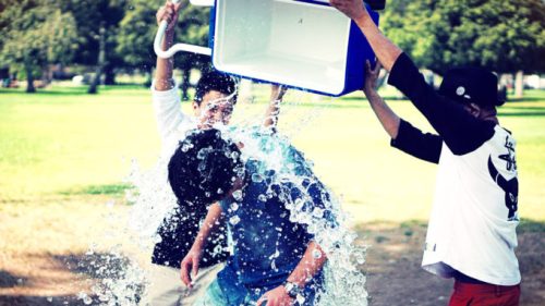 Pendant un Ice Bucket Challenge. // Source : Flickr/CC/Angelin Song Photography (photo recadrée)