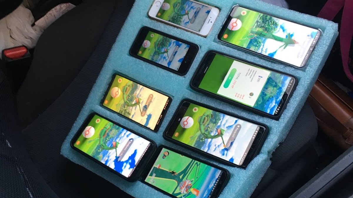 Pokémon Go sur huit téléphones // Source : Twitter Rick Johnson