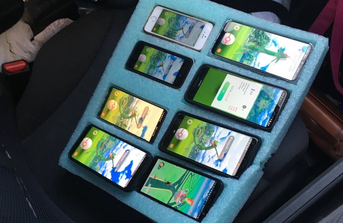 Pokémon Go sur huit téléphones // Source : Twitter Rick Johnson