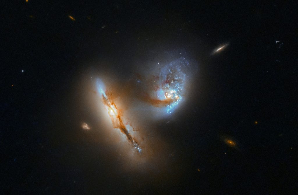 Le téléscope spatial Hubble a repéré ces deux galaxies en pleine danse gravitionnelle. L'issue sera probablement une fusion. // Source : ESA/Hubble & NASA, A. Evans
