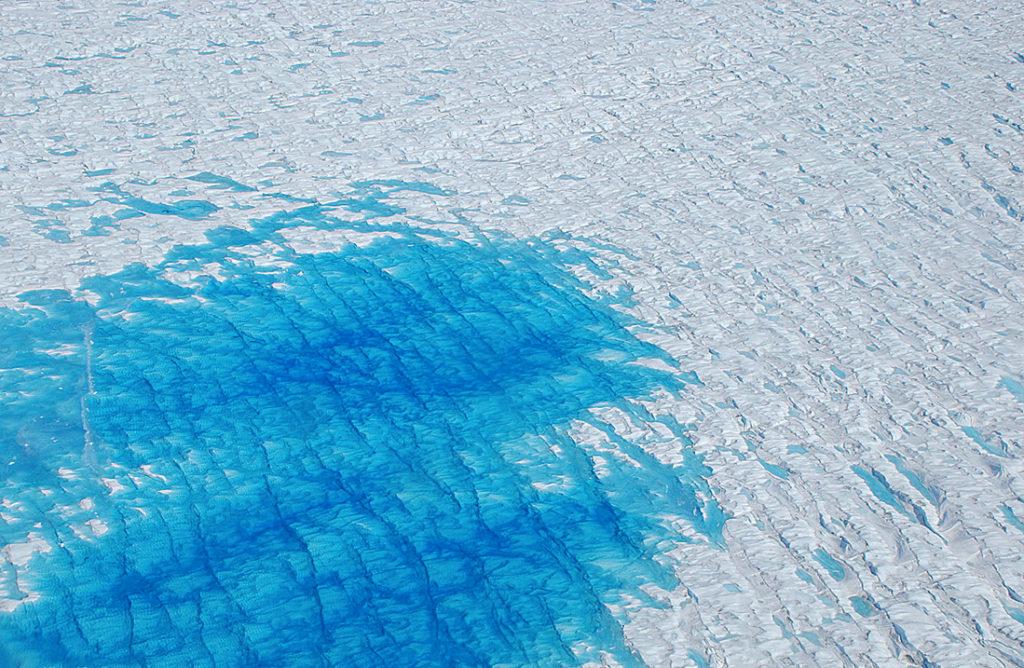 Un étang formé par la fonte de la glace au Groenland. // Source : Flickr/CC/Nasa Ice