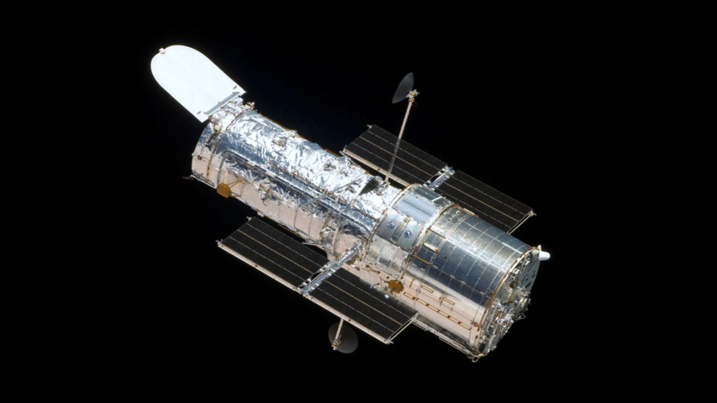 Il faudrait un télescope spatial en orbite autour de la Lune. // Source : Wikimedia/CC/Ruffnax (Crew of STS-125) (photo recadrée)