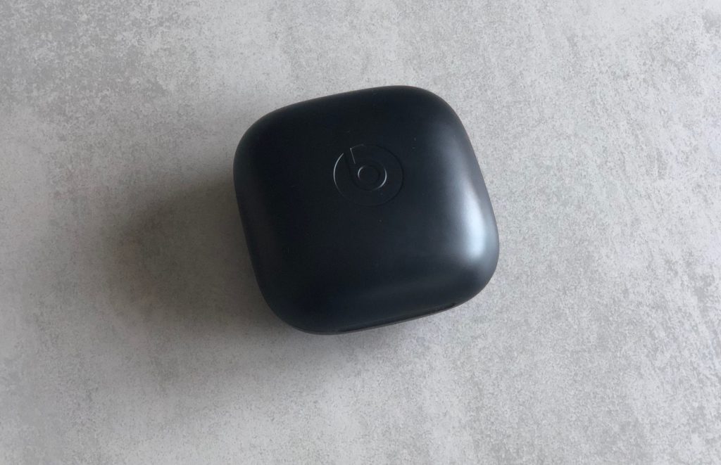 Boîtier des Powerbeats Pro // Source : Numerama Boîtier des Powerbeats Pro // Source : Numerama