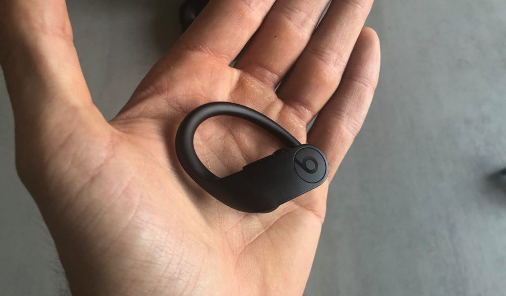 Écouteur gauche Powerbeats Pro // Source : Numerama