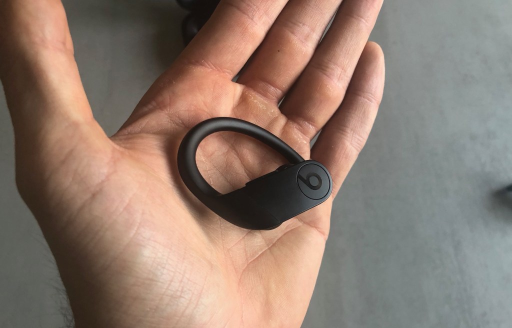 Écouteur gauche Powerbeats Pro // Source : Numerama Écouteur gauche Powerbeats Pro // Source : Numerama