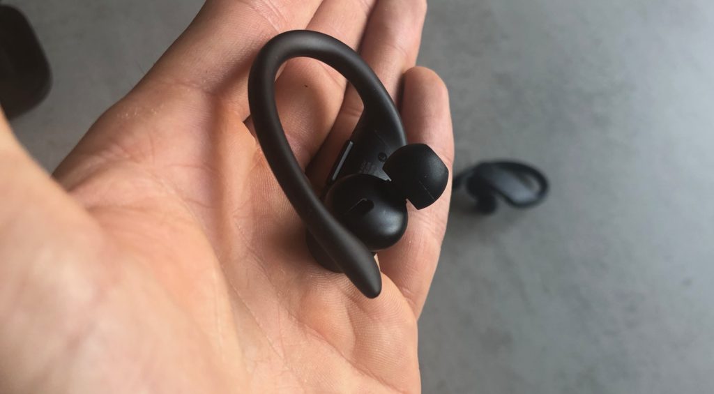 Écouteur gauche Powerbeats Pro // Source : Numerama Écouteur gauche Powerbeats Pro // Source : Numerama