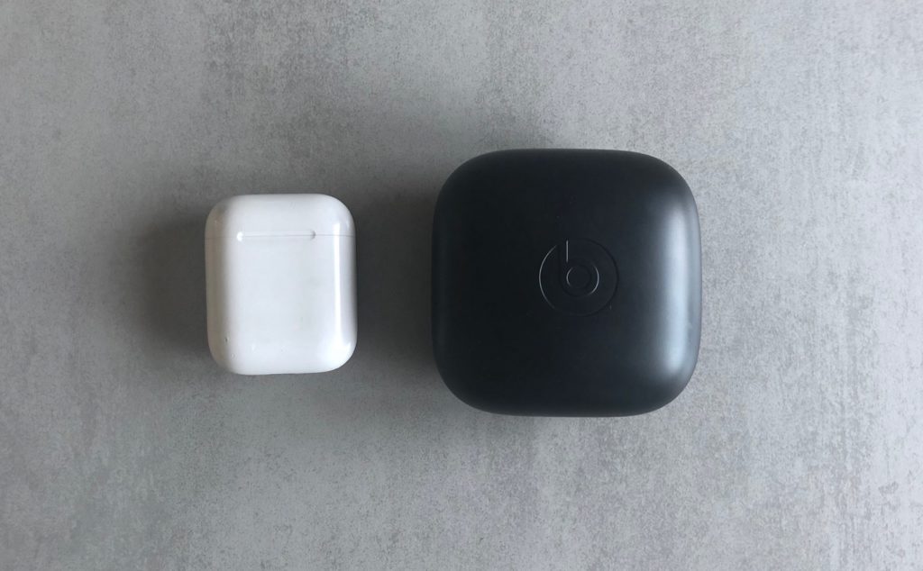 Boîtier AirPods versus boîtier Powerbeats Pro // Source : Numerama Boîtier AirPods versus boîtier Powerbeats Pro // Source : Numerama