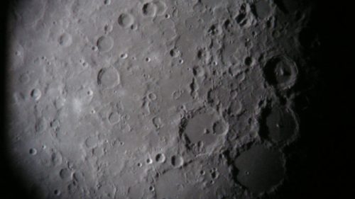 Des cratères sur la Lune. // Source : Flickr/CC/Richard Freeman (photo recadrée)