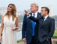 Melania, Donald Trump et Emmanuel Macron, au G7 2019. // Source : Andrea Hanks