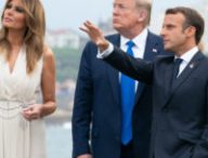 Melania, Donald Trump et Emmanuel Macron, au G7 2019. // Source : Andrea Hanks