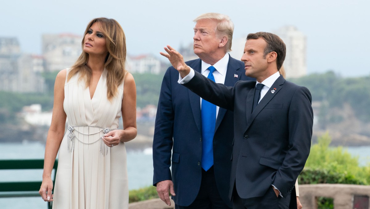 Melania, Donald Trump et Emmanuel Macron, au G7 2019. // Source : Andrea Hanks