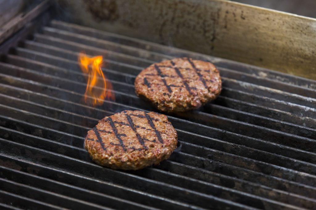 Il est possible de faire griller la viande Impossible Foods comme des vrais steaks. // Source : Impossible Foods