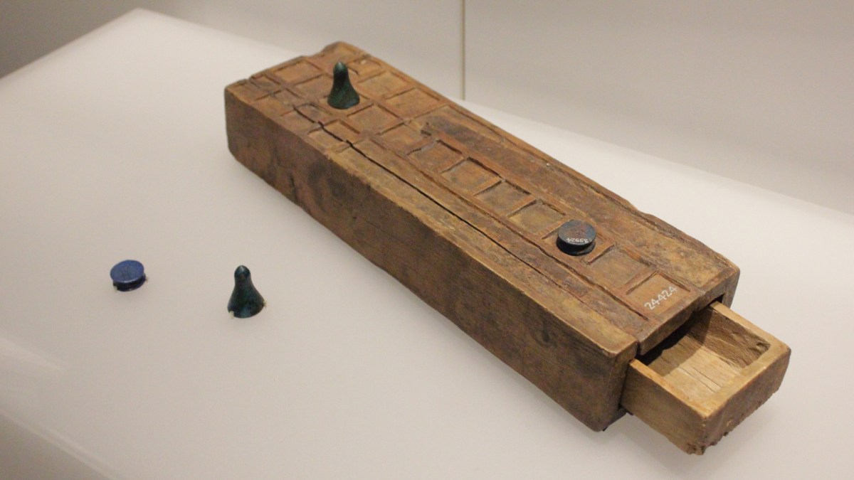 Le jeu Senet. // Source : Wikimedia/CC/Tim Sneddon (photo recadrée)