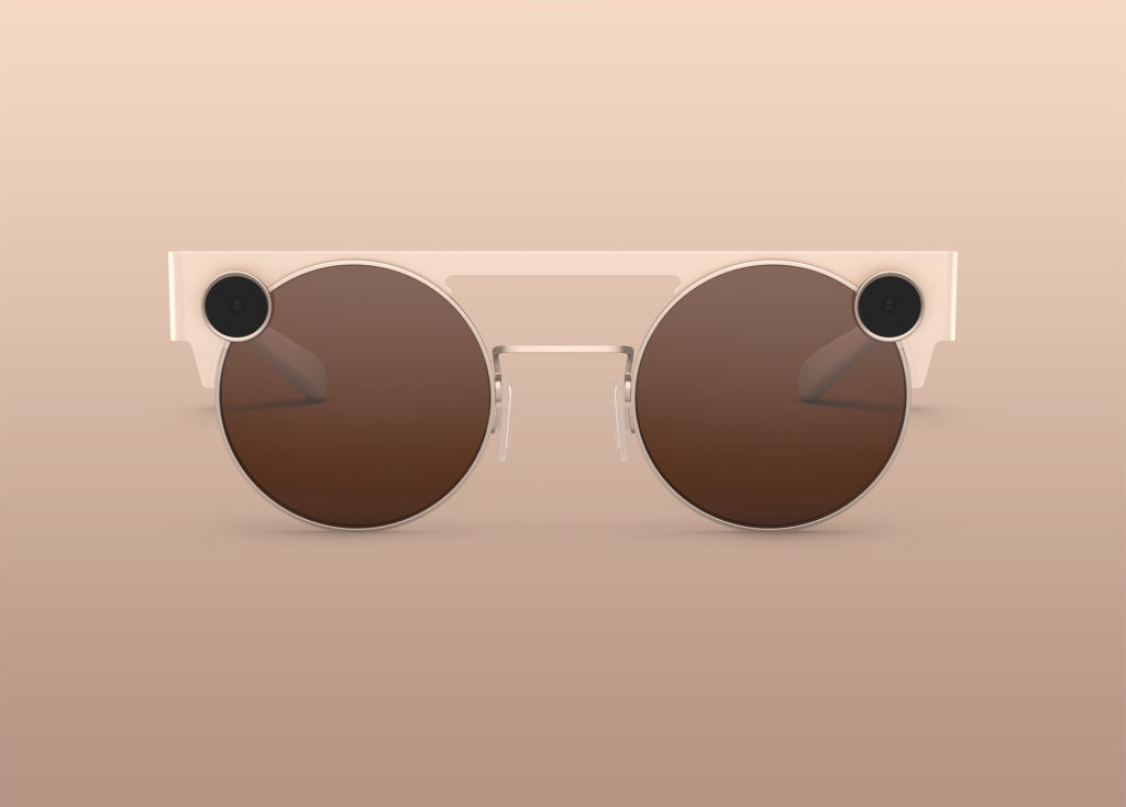 Les lunettes existent aussi en couleur carbone. // Source : Snapchat