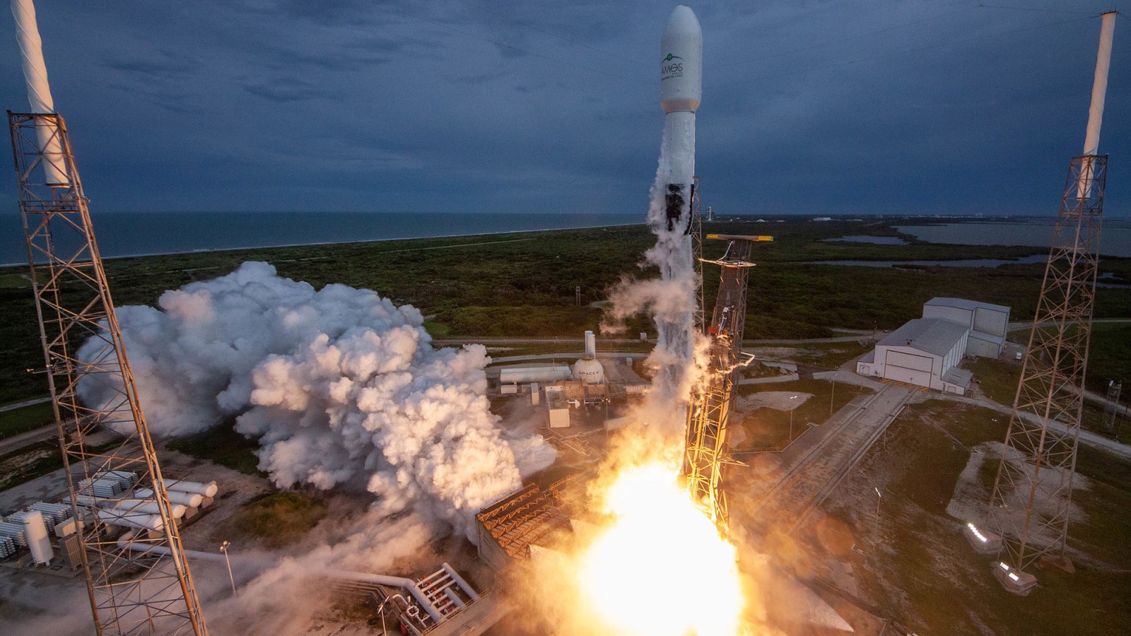 SpaceX arrive maintenant à récupérer la coiffe de ses fusées (ok, plus ou moins) - Numerama