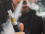 Un homme fume une cigarette électronique // Source : Flickr/CC/E-cig Twigg