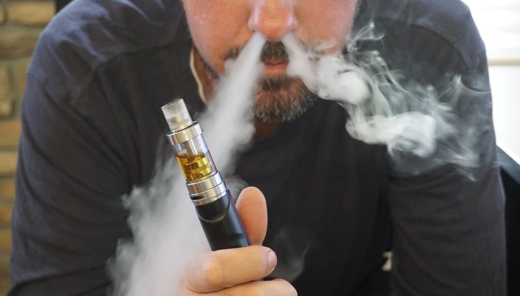 Un homme fume une cigarette électronique // Source : Flickr/CC/E-cig Twigg
