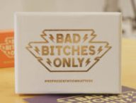 Le jeu de société Bad Bitches Only. // Source : Photo Louise Audry pour Numerama.