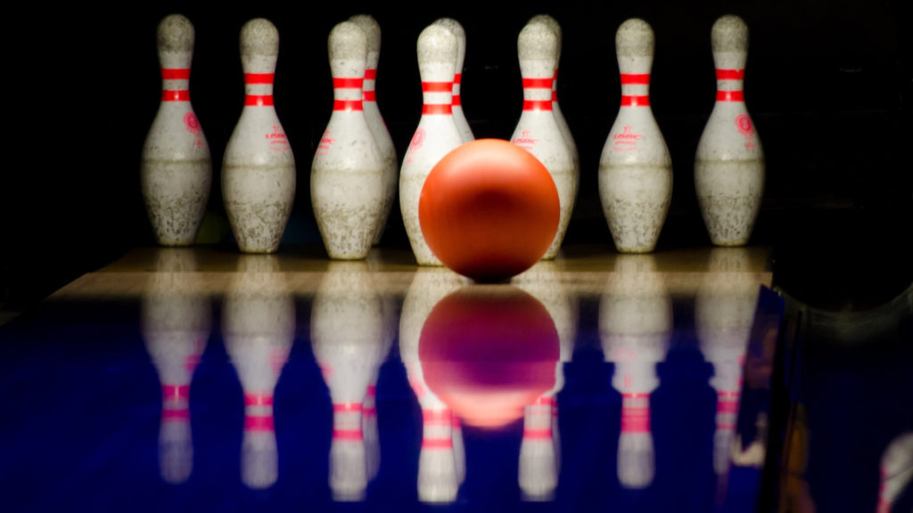 Cette boule de bowling a la même taille qu'un trou noir de 10 masses solaires. // Source : Pixabay/CC0 Domaine public (photo recadrée)