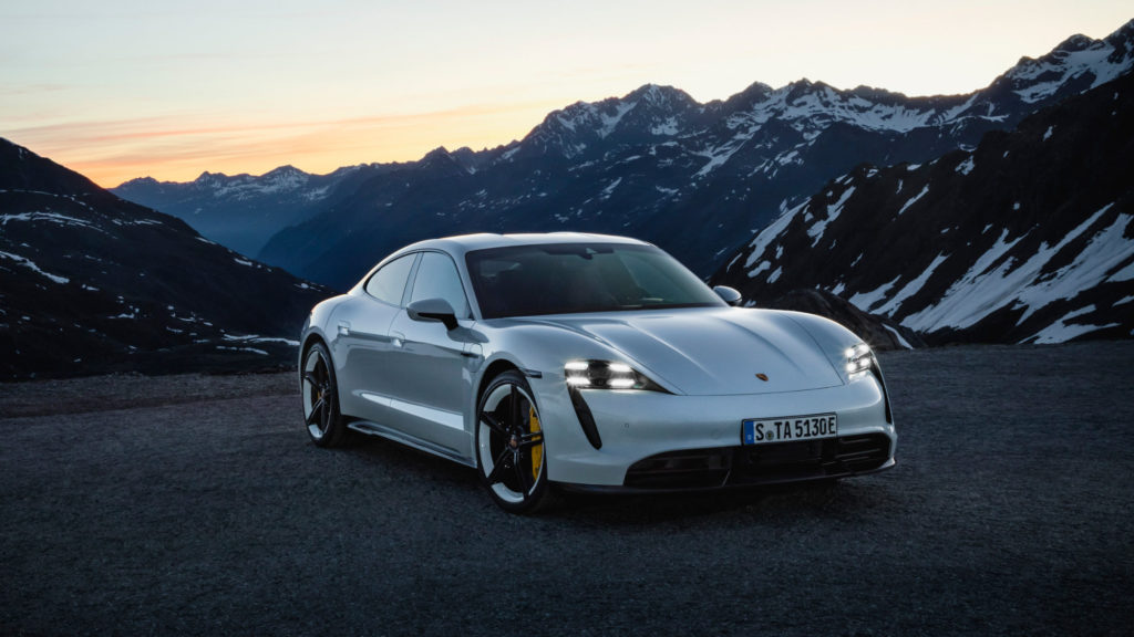 Porsche défie Tesla en dévoilant sa première voiture électrique