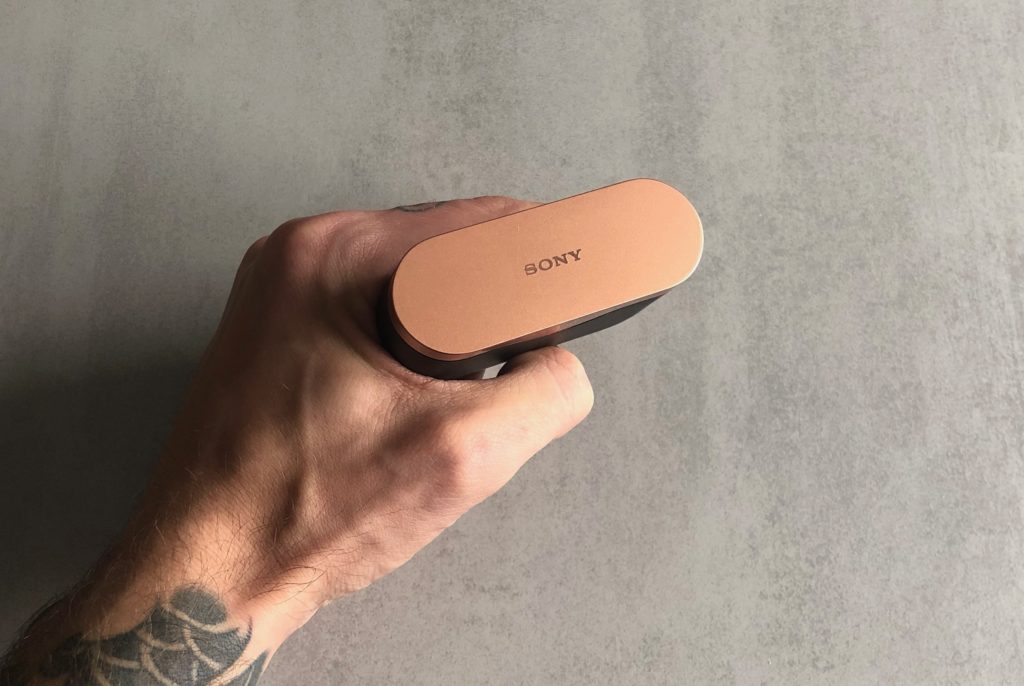 Capot du boîtier des écouteurs sans fil Sony WF-1000XM3 // Source : Numerama Capot du boîtier des écouteurs sans fil Sony WF-1000XM3 // Source : Numerama