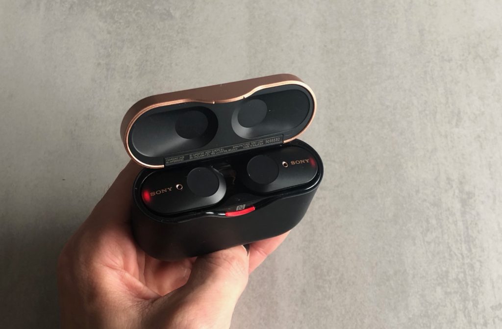 Écouteurs sans fil Sony WF-1000XM3 dans leur boîtier // Source : Numerama Écouteurs sans fil Sony WF-1000XM3 dans leur boîtier // Source : Numerama