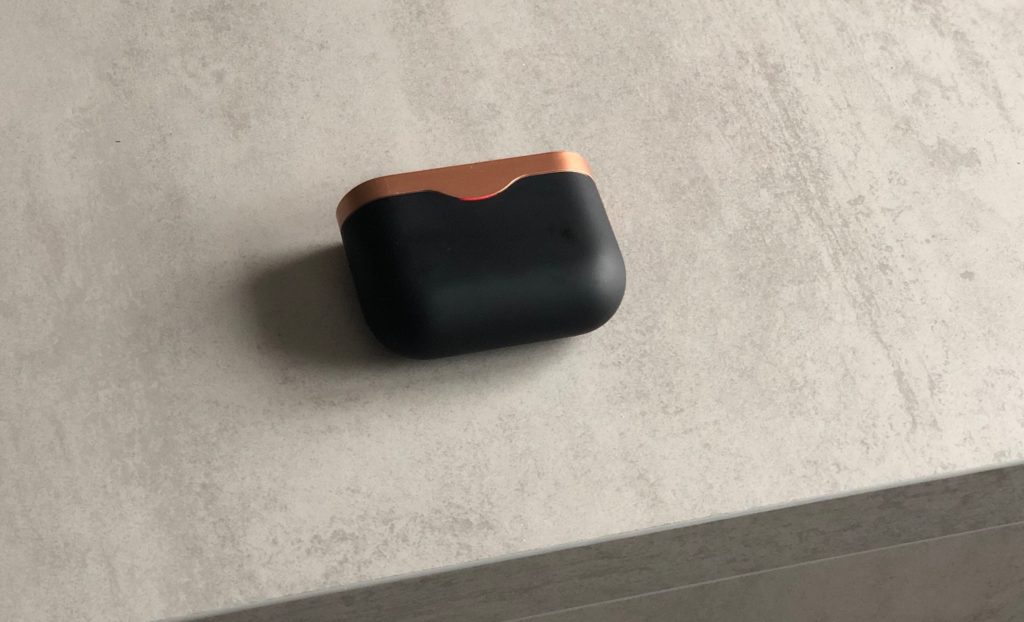 Le boîtier des écouteurs sans fil Sony WF-1000XM3 // Source : Numerama Le boîtier des écouteurs sans fil Sony WF-1000XM3 // Source : Numerama