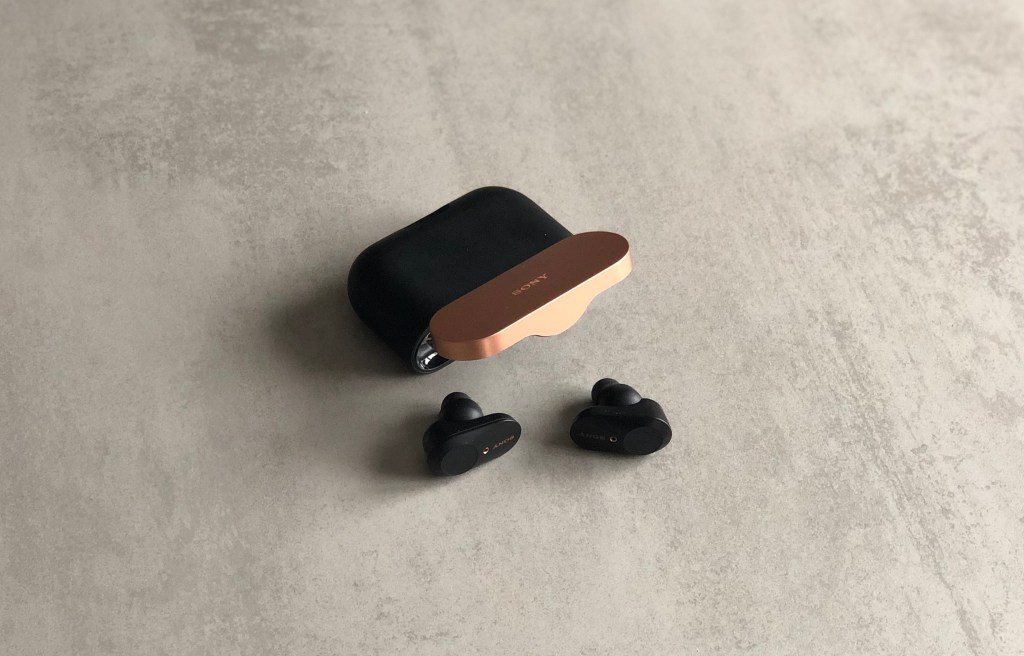 Les écouteurs sans fil Sony WF-1000XM3 et leur boîtier // Source : Numerama Les écouteurs sans fil Sony WF-1000XM3 et leur boîtier // Source : Numerama