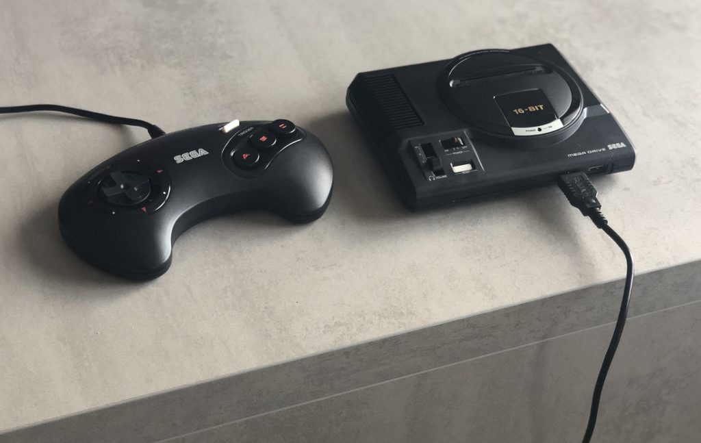 La Mega Drive Mini et sa manette // Source : Numerama La Mega Drive Mini et sa manette // Source : Numerama