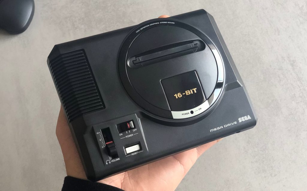 La Mega Drive Mini tient dans la main // Source : Numerama