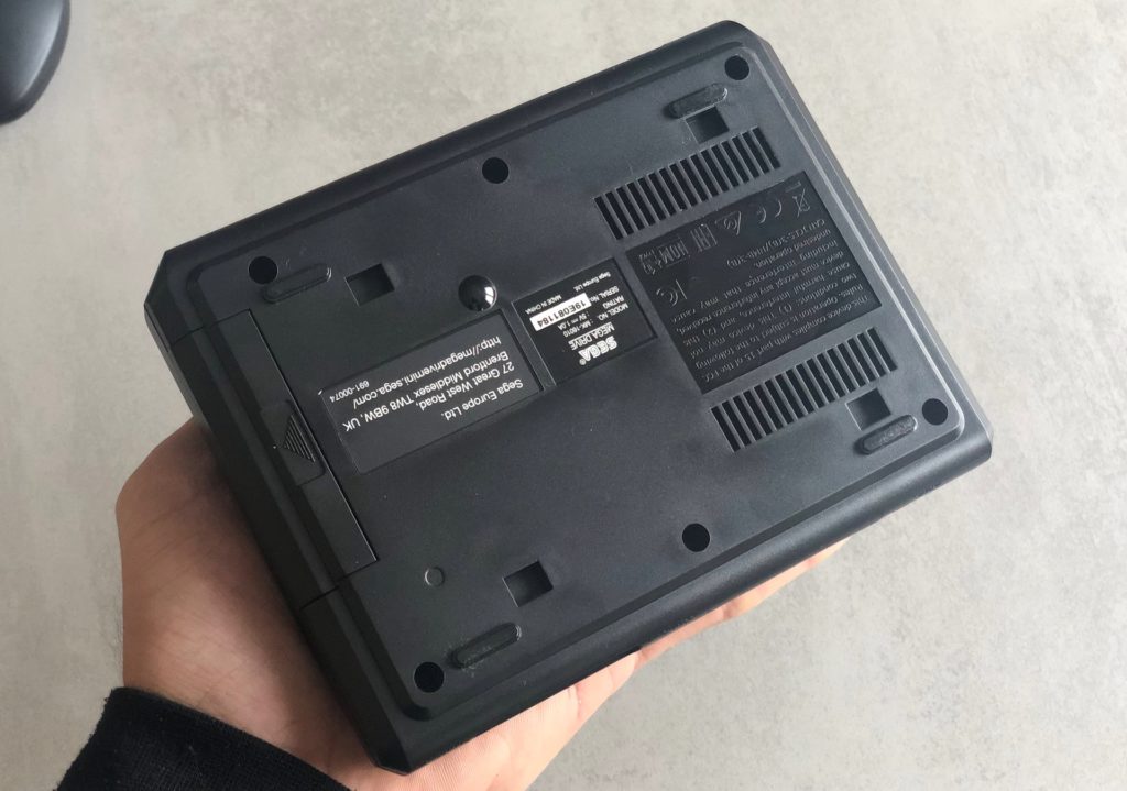 Le dos de la Mega Drive Mini // Source : Numerama Le dos de la Mega Drive Mini // Source : Numerama