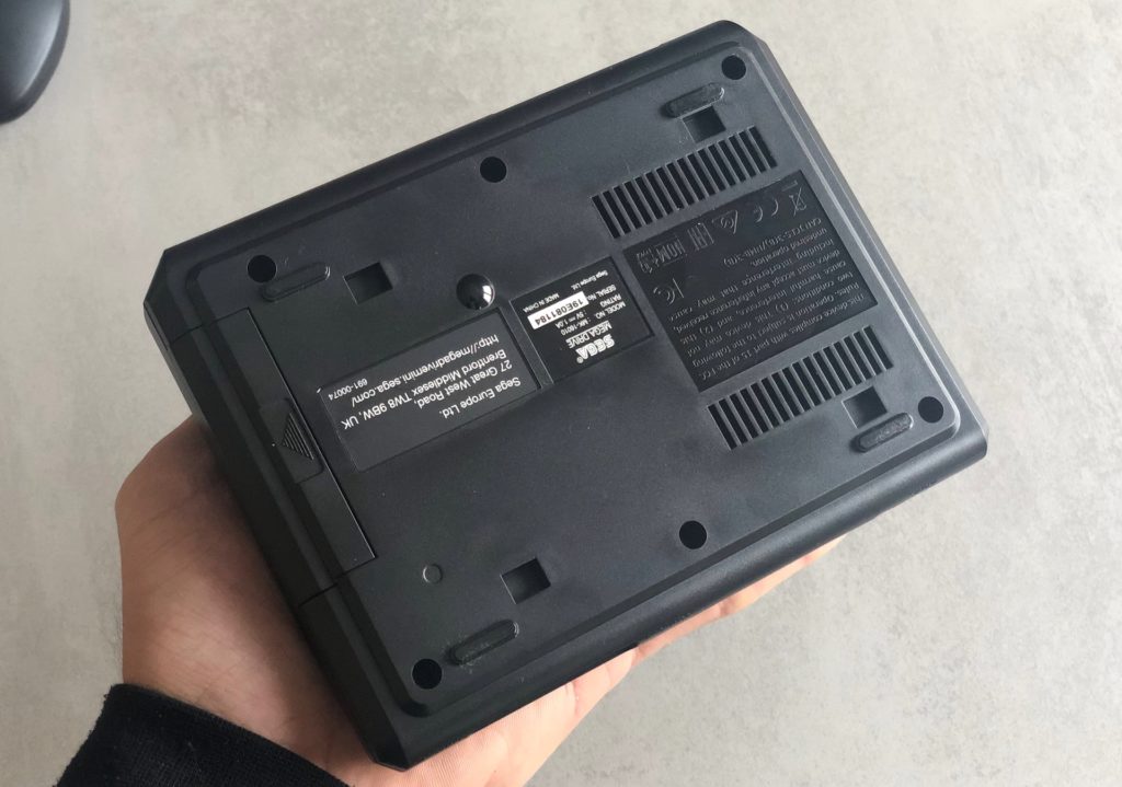 Le dos de la Mega Drive Mini // Source : Numerama