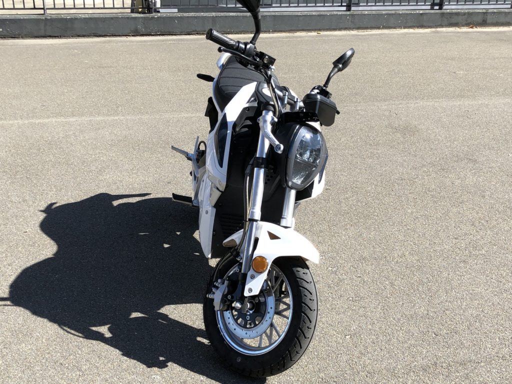 La moto e-roadster MAX de Easy Watts // Source : Marie Turcan pour Numerama