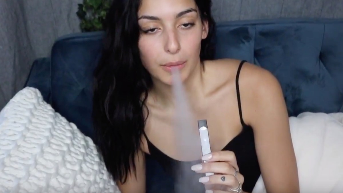 Une youtubeuse utilise une JUUL // Source : YouTube/ keella garre