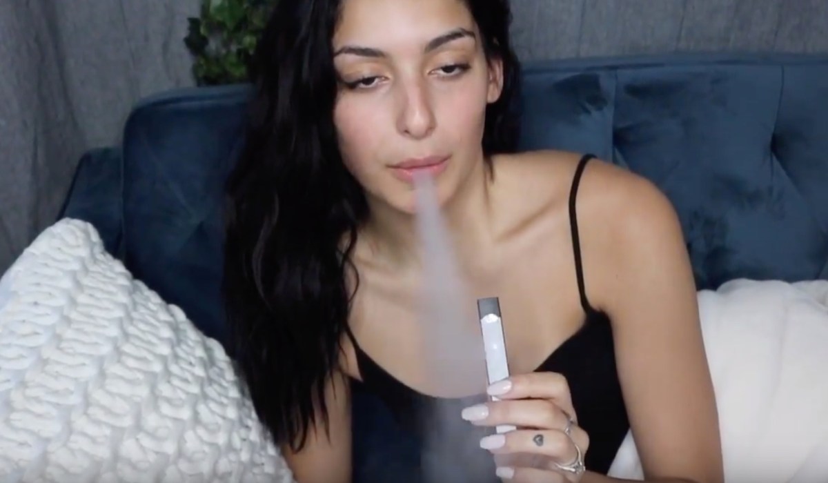 Une youtubeuse utilise une JUUL // Source : YouTube/ keella garre