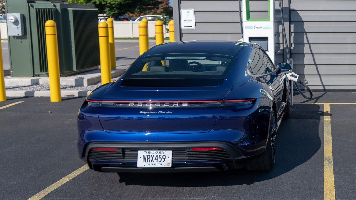 Porsche Taycan sur une borne Electrify America // Source : Porsche