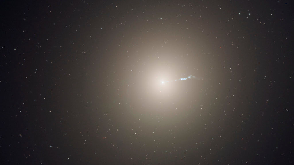 Un jet émis par le trou noir de la galaxie Messier 87. // Source : Flickr/CC/NASA Hubble Space Telescope (photo recadrée)