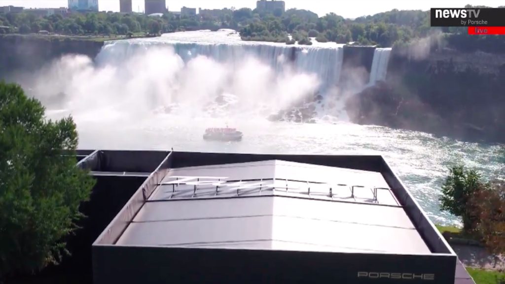 La Taycan présentée devant les chutes du Niagara // Source : YouTube/Porsche