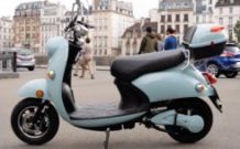 Le scooter Emma de Easy-Watts // Source : Louise Audry pour Vroom/Numerama