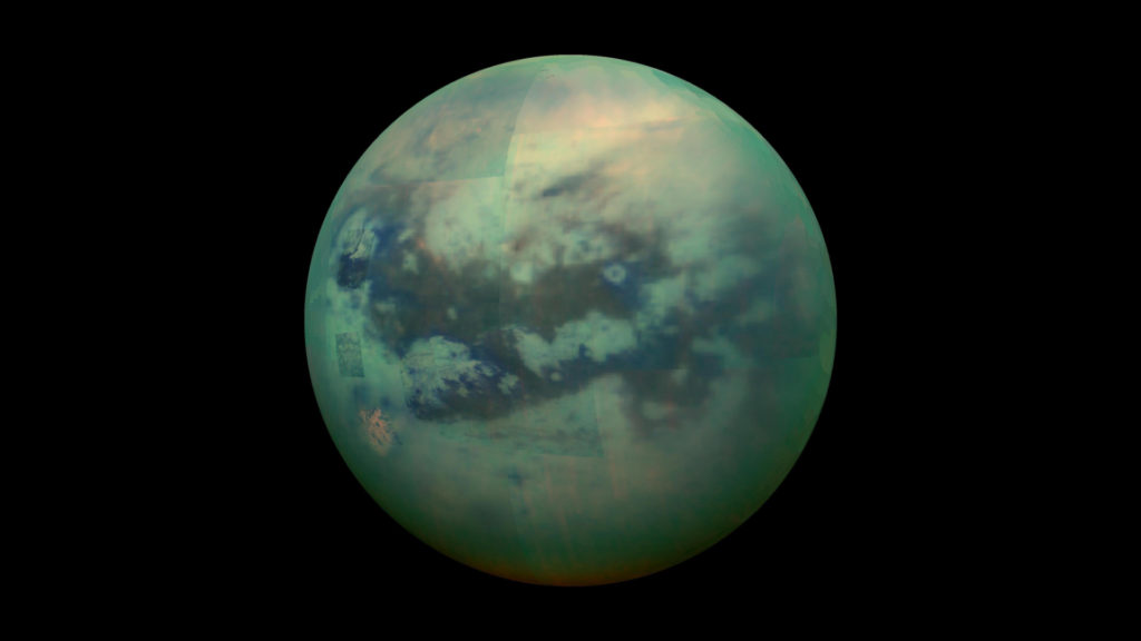 Titan, une lune de Saturne. // Source : Wikimedia/CC/NASA/JPL/University of Arizona/University of Idaho (photo recadrée)