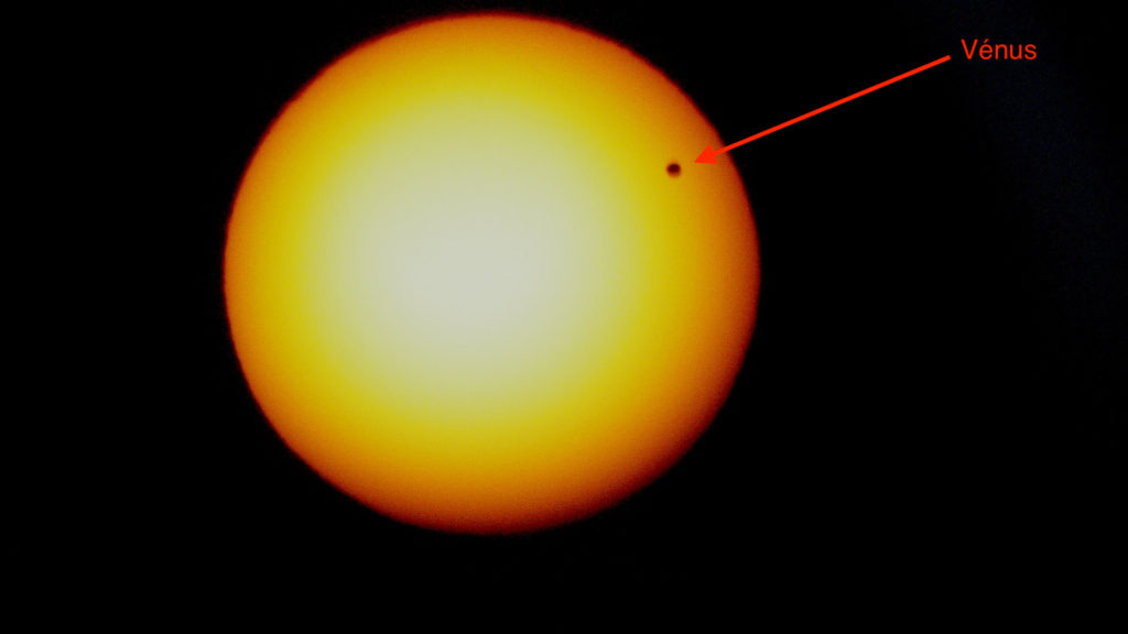 Un transit : ici, Vénus est devant le Soleil. // Source : Pixabay (photo recadrée)